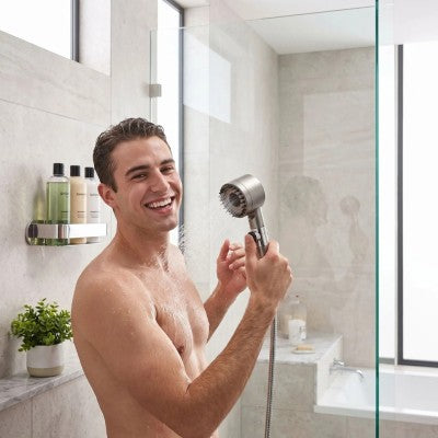 homme se lave avec pommeau de douche jet 5 gris clair économique