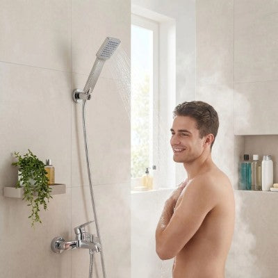 homme se lave avec pommeau de douche pulsor argent élégant relaxant