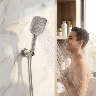 homme se lave avec pommeau de douche speed 8 argent pratique