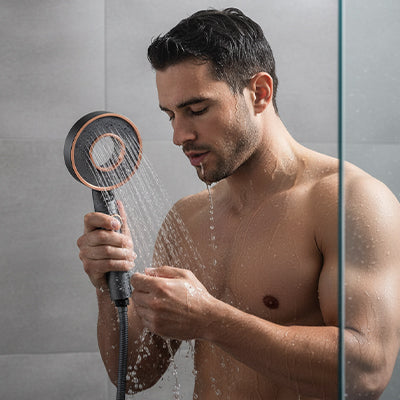 homme se lave avec pommeau de douche tri jetflow