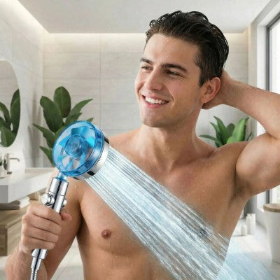 homme se lave avec pommeau de douche rotatifan 360 degrés ventilateur bleu