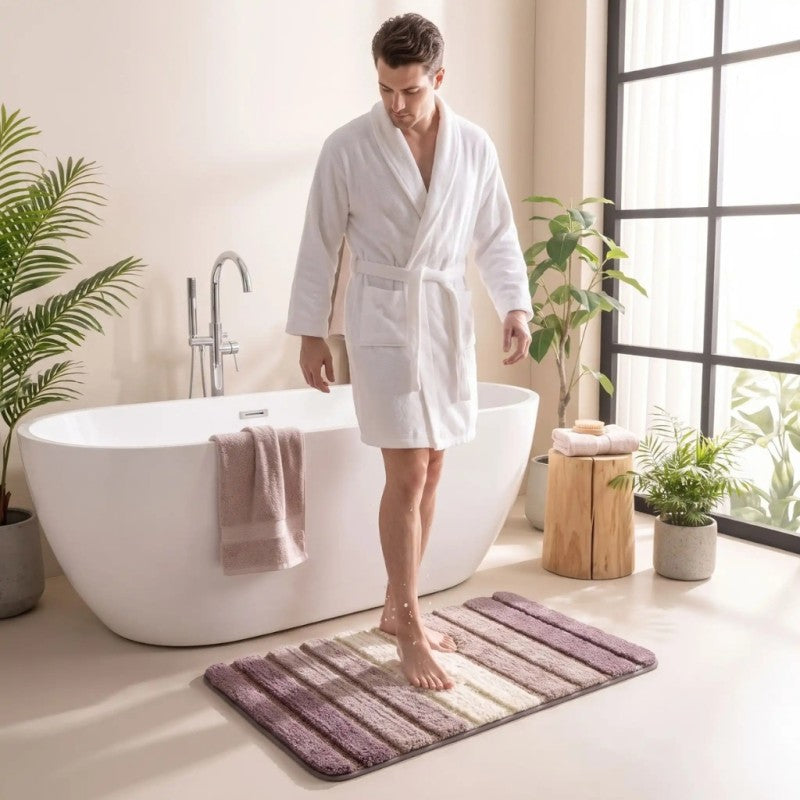 homme sur tapis de bain rayures mauve antidérapant absorbant