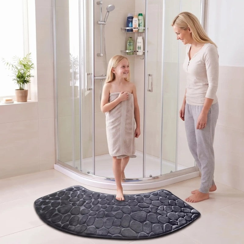 petite fille sur tapis de bain incurvé gris foncé antidérapant