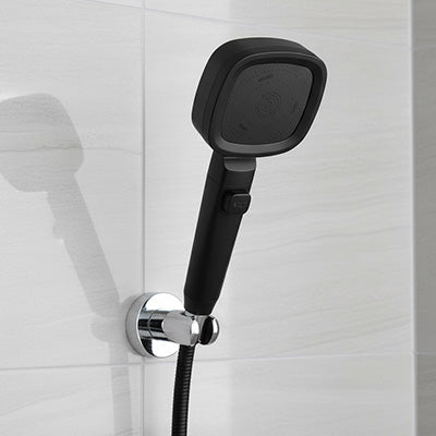 pommeau de douche shower 3 jets noir installé au mur avec support