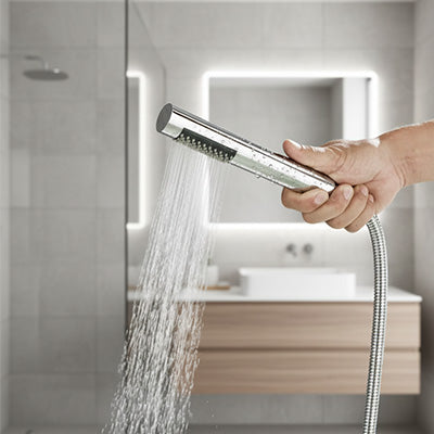 pommeau de douche shower r plus avec jet d’eau tenu par une main