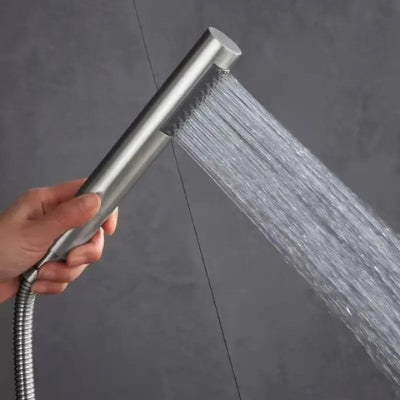 pommeau de douche shower r plus tenu par main