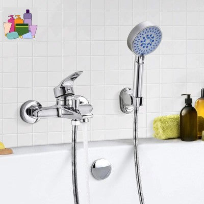 Robinet pour baignoire posé sur le mur. Le pommeau de douche est installé sur le mur à côté du robinet. L'eau coule du robinet. Des bouteilles de shampoing sont posées sur le bord de la baignoire.