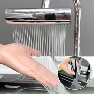 Nous voyons sur la photo le robinet cuisine douchette qui lave une main avec son mode douche.