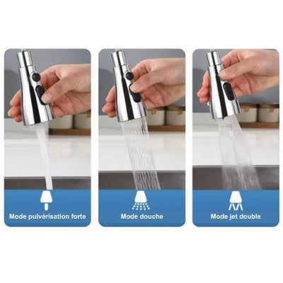 Une main d’une personne qui manipule le robinet cuisine douchette couleur argent avec ses trois modes de sélection du jet d’eau.